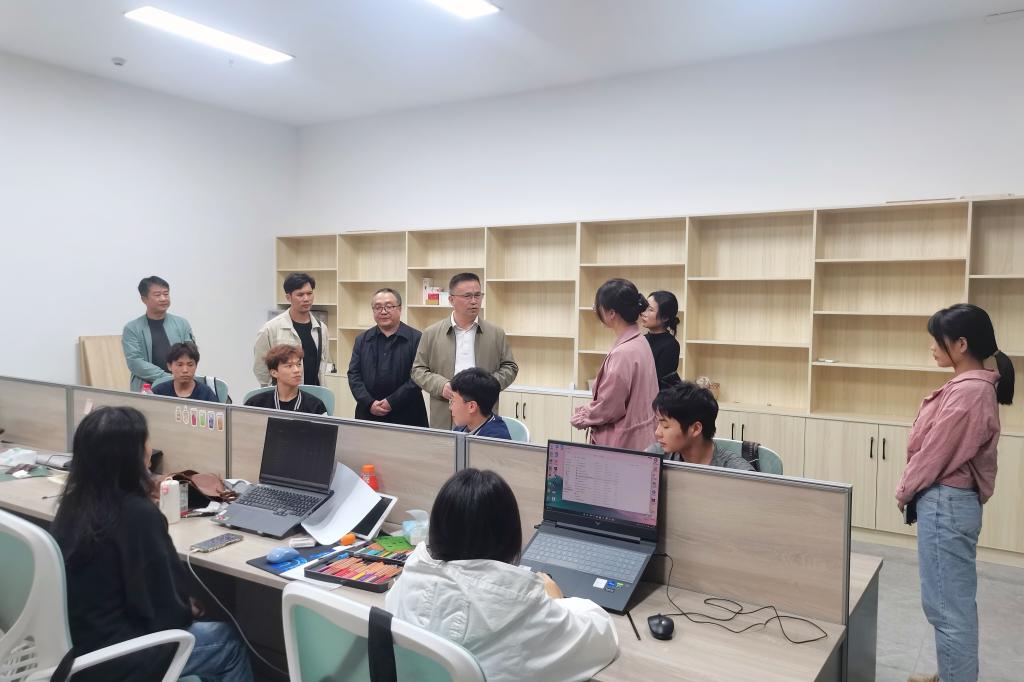 朱其现副校长看望实习生